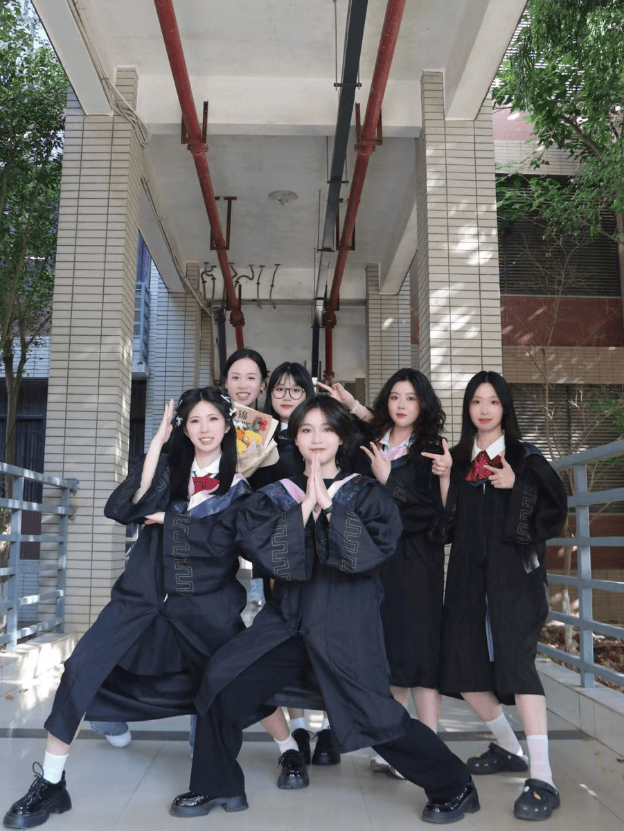 Patoche25653900's tweet image. "From late-night study sessions to cap u0026 gown dreams—we did it.  #ClassOf2024 #GraduationVibes"