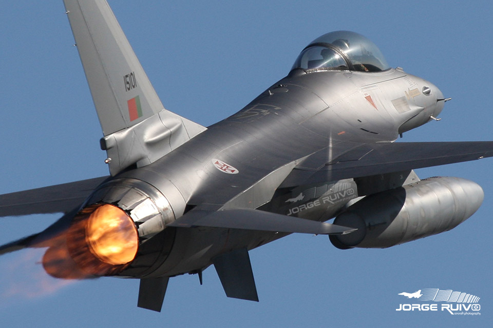 JorgeRuivo's tweet photo. The Portuguese AF @fap_pt 🇵🇹 has confirmed it was a sonic boom caused by an #F16AM operating off the coast of Figueira da Foz. This occurs when an aircraft exceeds the speed of sound, generating shockwaves audible from the ground. No damage reported.
https://t.co/qeoYcWbNTY https://t.co/dDcs4sXFF3