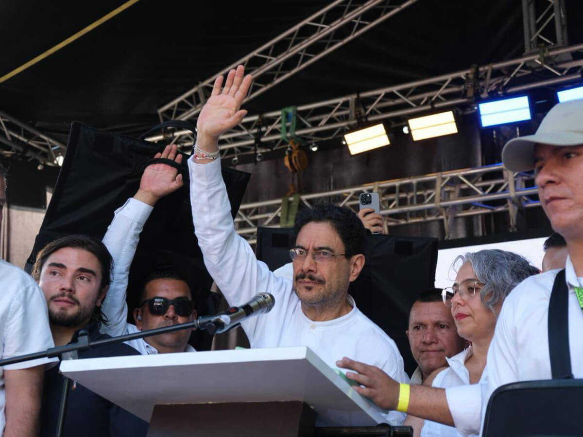 lasillavacia's tweet photo. 🏛️@IvanCepedaCast no se comprometió a dejar de promover una asamblea nacional constituyente si gana la Presidencia.

En la negociación con el @PartidoVerdeCoL, pidió cambiar un texto que lo obligaba a renunciar al mecanismo. La razón: evitar un choque con @petrogustavo.

Va 🧵 https://t.co/sJIrBQRaIU