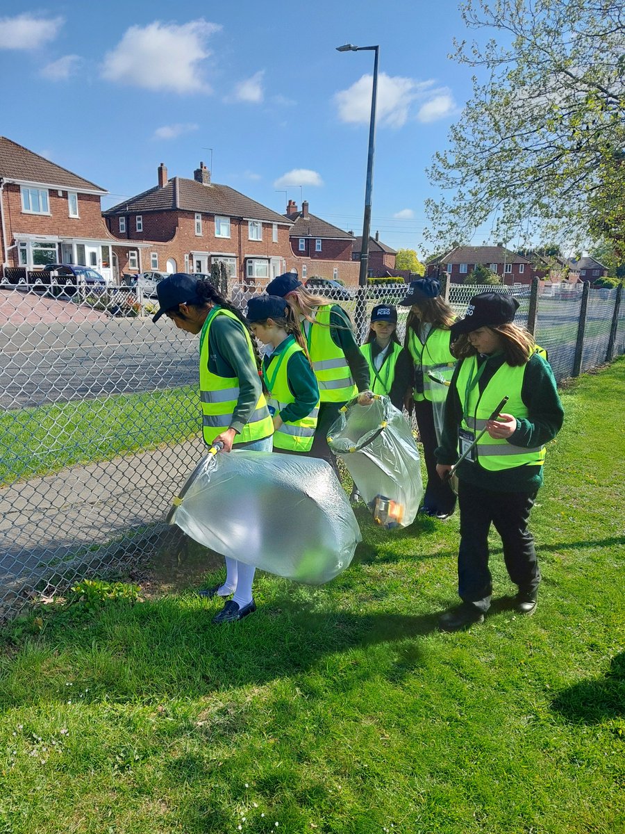 HalesowenWMP's tweet image. Halesowen NHT have attended Hunting Tree Primary School this afternoon for our Junior PCSO's scheme , it was great to see children joining our litter pick and parking patrol session.
#communityengagement