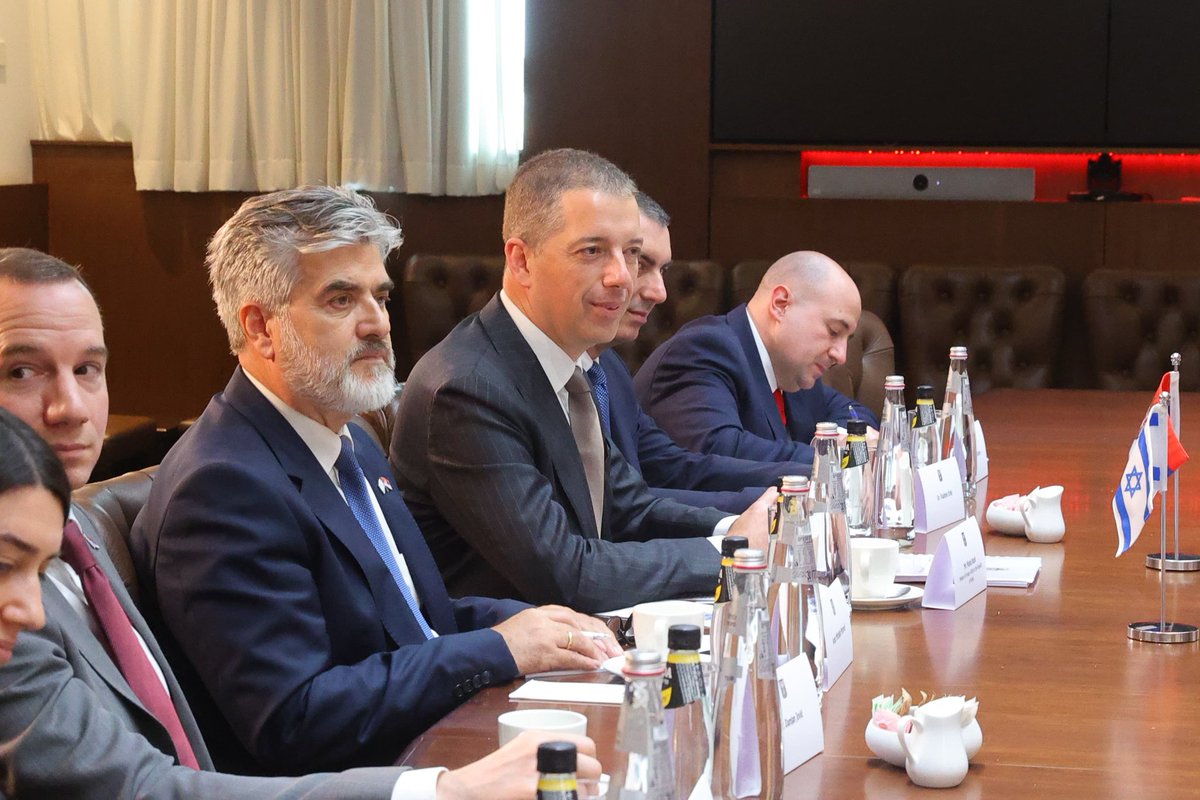MFASerbia's tweet photo. Министар спољних послова Републике Србије Марко Ђурић @markodjuric састао се  данас у Јерусалиму са председником Владе Државе Израел Бенјамином Нетанјахуом @netanyahu, са којим је разговарао о унапређењу билатералних односа, покретању стратешког дијалога, даљем продубљивању економске сарадње, као и актуелним глобалним темама.

На састанку са израелским премијером, одржаном након прве седнице стратешког дијалога између Србије и Израела, разговарано је и о значају успостављања стратешког дијалога као историјског корака напред и снажној поруци о јачању веза две земље коју шаље.
🇷🇸🤝🇮🇱
📄⬇️
🔗https://t.co/aYmnQGaiMe