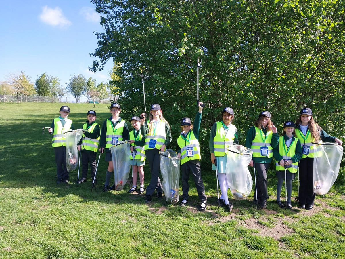 HalesowenWMP's tweet image. Halesowen NHT have attended Hunting Tree Primary School this afternoon for our Junior PCSO's scheme , it was great to see children joining our litter pick and parking patrol session.
#communityengagement