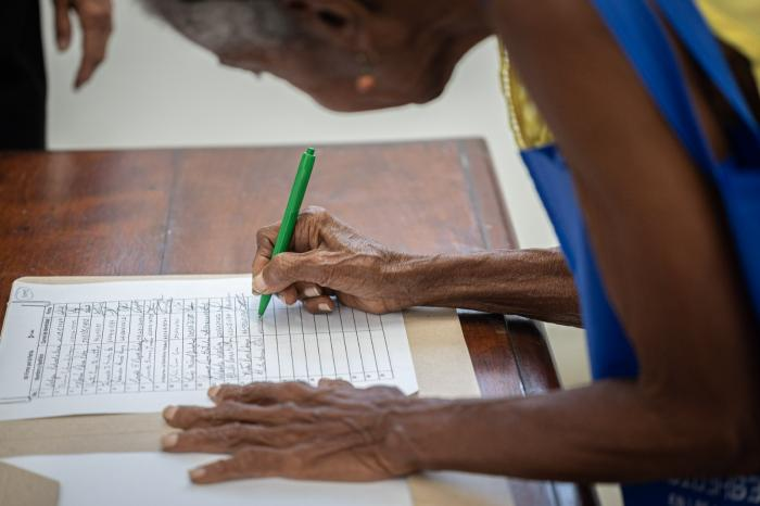 En estos días, #Cuba🇨🇺 es un río de manos que se tienden ante el papel, y cada nombre escrito es una  trinchera, un escudo de conciencia contra el castigo silencioso que pretende doblegarnos.

#PasiónXCuba #MiFirmaPorPatria #100AñosConFidel <a href="/centrofidel/">Centro Fidel Castro Ruz</a>