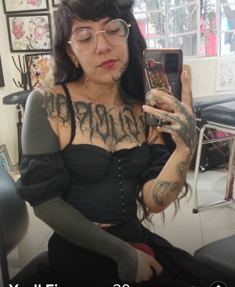 BowTiedPassport tweet media