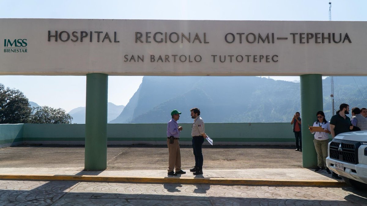 IMSS_Bienestar's tweet photo. 🏥 Durante la #MañaneraDelPueblo, nuestro director general, @AlexSvarch, informó desde el Hospital Regional de la zona Otomí-Tepehua, en San Bartolo Tutotepec, #Hidalgo, sobre la supervisión que realizamos para fortalecer el abasto de medicamentos en la región. https://t.co/f6fWY10LLe