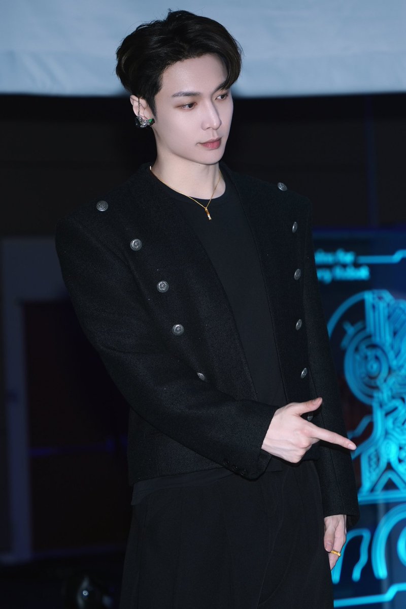 Heading to Silicon Valley, building his own stage.
Immersed in the craft, he refines every detail with care.
In the pursuit of excellence, he stands on the global stage to showcase the power of Chinese innovation!
Boss <a href="/layzhang/">Lay Zhang</a> is fully powered up, quietly awaiting his moment in