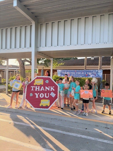 LaurelOakElem's tweet photo. We love our LOE bus drivers!  Thank you for keeping our students safe!  @collierschools @CCPSTrans #thankyoubusdrivers https://t.co/EcbbtlXJ7j