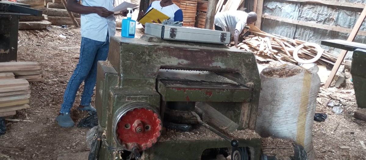 CommunityH91858's tweet photo. Today, as we marked #World Day for Safety and Health at Work, we spent time with carpenters at Bwaise Ku Mabuule, engaging them on eye health risks associated with their daily work and the importance of wearing eye shields, as sawdust is one of the foreign bodies that affect eyes https://t.co/Mj0EZBDUX0