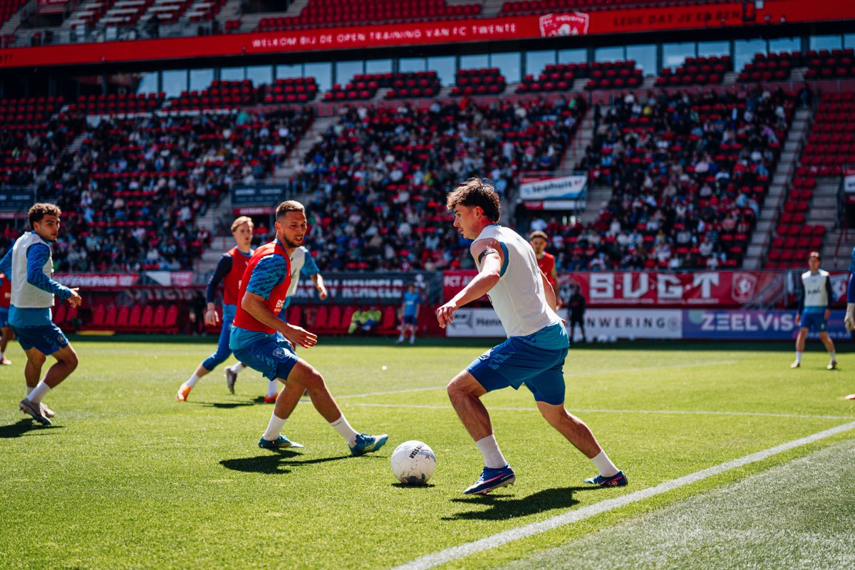 fctwente's tweet image. 📸 𝐈𝐧 𝐛𝐞𝐞𝐥𝐝 | 𝘖𝘱𝘦𝘯 𝘵𝘳𝘢𝘪𝘯𝘪𝘯𝘨 𝘪𝘯 𝘋𝘦 𝘎𝘳𝘰𝘭𝘴𝘤𝘩 𝘝𝘦𝘴𝘵𝘦  ⚽

fctwente.nl/nieuws/in-beel…

#FCTwente | #Training