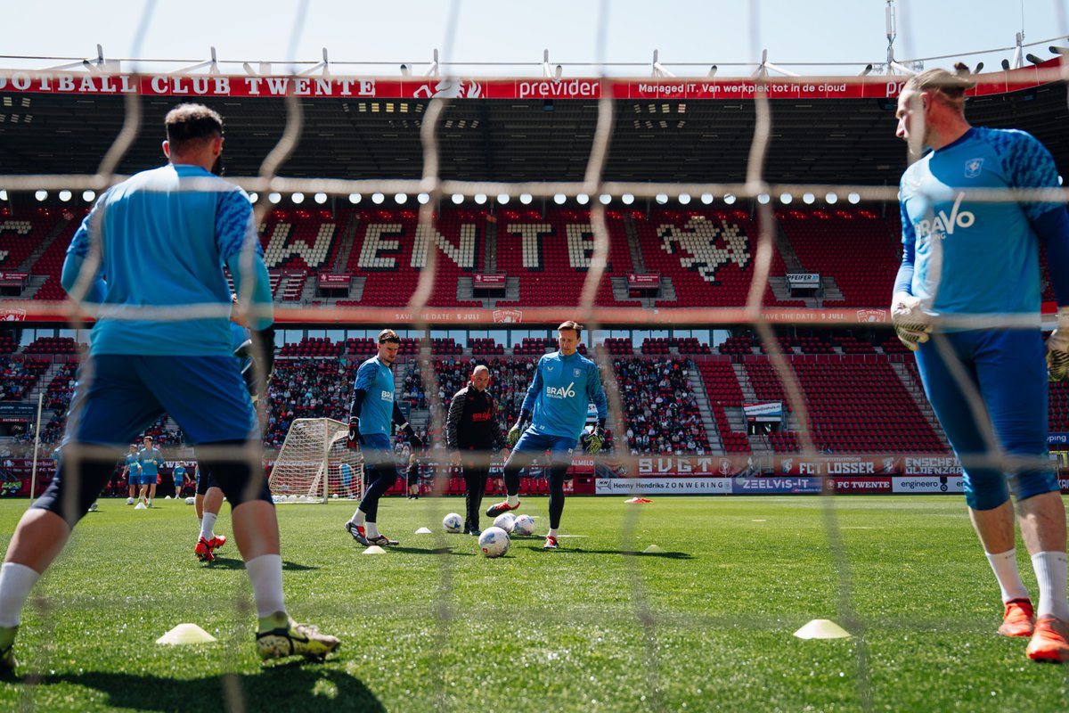 fctwente's tweet image. 📸 𝐈𝐧 𝐛𝐞𝐞𝐥𝐝 | 𝘖𝘱𝘦𝘯 𝘵𝘳𝘢𝘪𝘯𝘪𝘯𝘨 𝘪𝘯 𝘋𝘦 𝘎𝘳𝘰𝘭𝘴𝘤𝘩 𝘝𝘦𝘴𝘵𝘦  ⚽

fctwente.nl/nieuws/in-beel…

#FCTwente | #Training