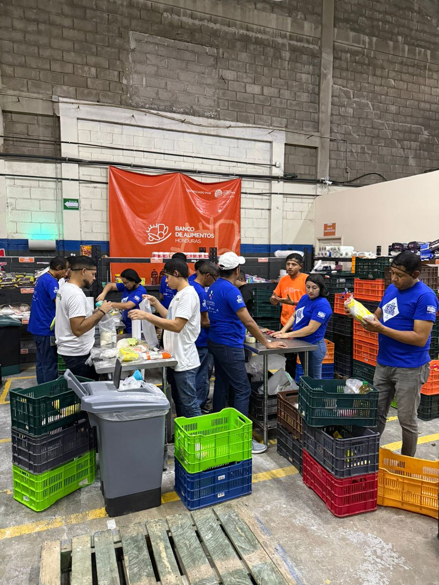 Fundacionll's tweet photo. En Tegucigalpa reafirmamos que el compromiso social se construye con acciones concretas. 

Nuestro voluntariado corporativo en el Banco de Alimentos de Honduras nos permitió sumar manos, y voluntad para apoyar a quienes más lo necesitan.

#FundaciónLadyLee #HeroesDeVoluntad https://t.co/Xt9J02nuEn