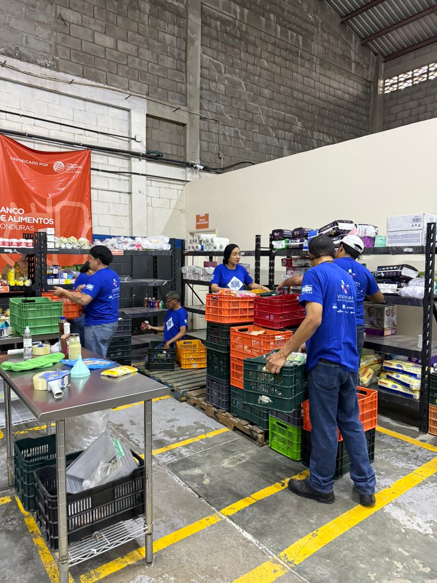 Fundacionll's tweet photo. En Tegucigalpa reafirmamos que el compromiso social se construye con acciones concretas. 

Nuestro voluntariado corporativo en el Banco de Alimentos de Honduras nos permitió sumar manos, y voluntad para apoyar a quienes más lo necesitan.

#FundaciónLadyLee #HeroesDeVoluntad https://t.co/Xt9J02nuEn