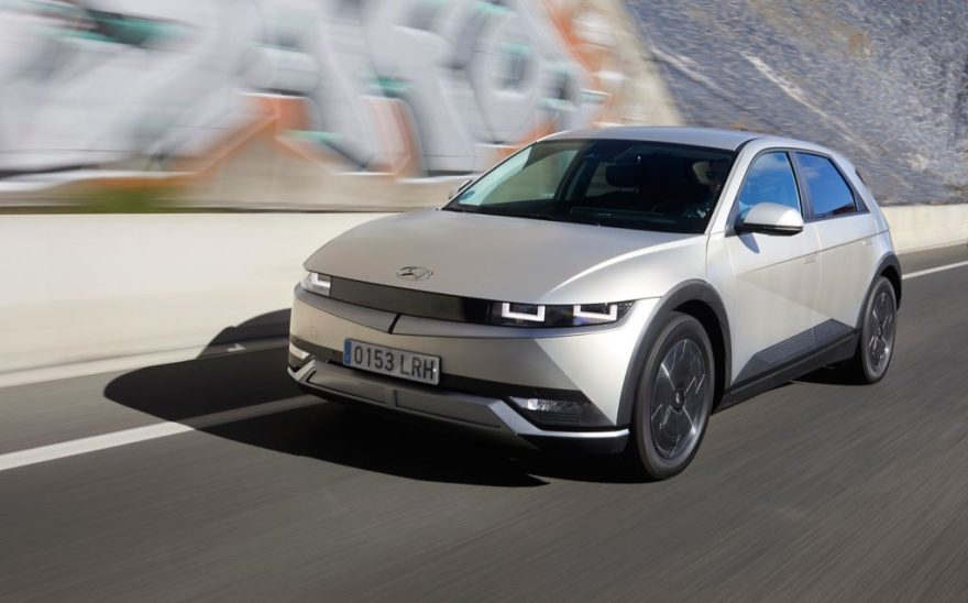 Highmotor's tweet photo. Los mejores SUV eléctricos con tecnología avanzada para comprar en España en #2026 https://t.co/9LEJVi3L0q #GuíasDeCompra #AutonomíaWLTP #ChanganDeepalS07 #GuíaDeCompra #HyundaiIoniq5 #KiaEV6 #Suvelectricos #TecnologíaAutomoción #TeslaModelY #VolvoXC40Recharge https://t.co/btwVCma7sz