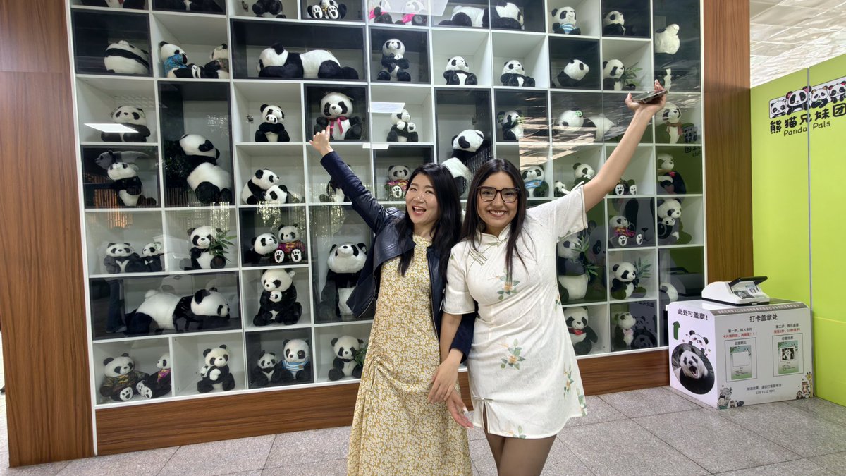 Beibeicita's tweet photo. 🥰Acompañé a las dos Franciscas a ver pandas y a vivir el turismo temático de pandas en Beijing. 😄
🐼☕️☕️☕️🇨🇳🇲🇽🇨🇱
Nuestra amistad, que cruza el océano, es hermosa y muy valiosa. Ellas ya están en el vuelo para regresar a Latinoamérica. Ojalá nos volvamos a encontrar pronto. https://t.co/Tf94lP0nvA