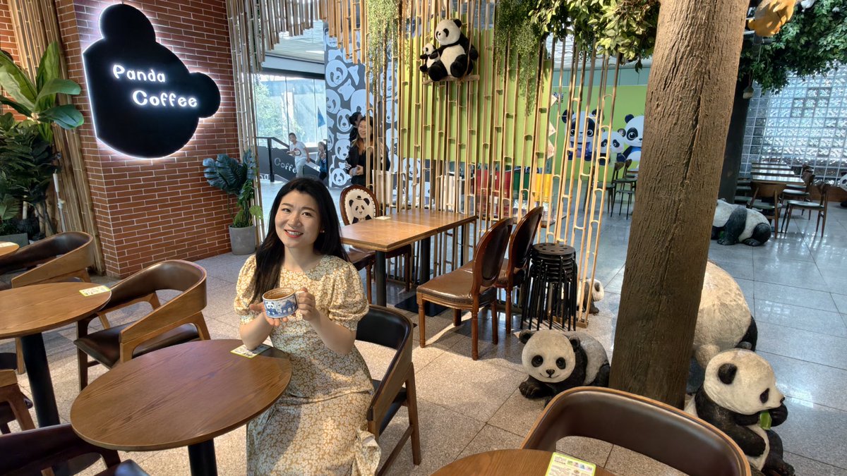 Beibeicita's tweet photo. 🥰Acompañé a las dos Franciscas a ver pandas y a vivir el turismo temático de pandas en Beijing. 😄
🐼☕️☕️☕️🇨🇳🇲🇽🇨🇱
Nuestra amistad, que cruza el océano, es hermosa y muy valiosa. Ellas ya están en el vuelo para regresar a Latinoamérica. Ojalá nos volvamos a encontrar pronto. https://t.co/Tf94lP0nvA