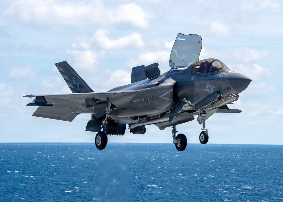USPacificFleet's tweet image. F-35B Lightning II in action ⚓✈️🔥

VMFA-211 Marines conduct flight ops aboard USS Essex (LHD 2), showcasing precision, coordination, and combat-ready capability at sea.

#USNavy #USMC #F35B #Aviation #CombatReady