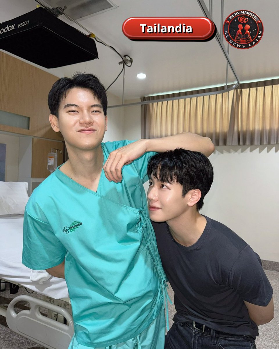 BLNEWSLATAM's tweet photo. #BLNEWSLATAM #YinWar #PoliceInLove #ThaiBL #YinAnan
🚨🎬 ¡Ya es oficial! Comenzó el rodaje del nuevo BL de YinWar. La historia sigue a un policía obligado a casarse con su subordinado para evitar la mala suerte. ¡Esperamos mucha química en esta producción! 👮♂️💖 https://t.co/u9lxtjCPQJ