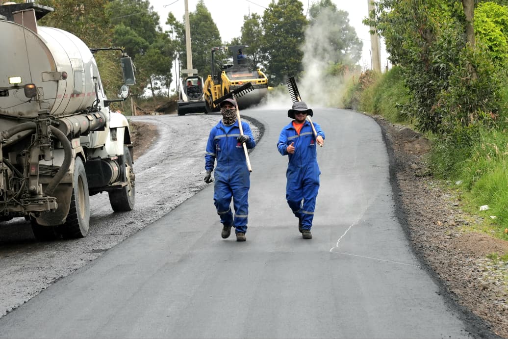 AzuayPrefectura's tweet photo. ¡Transformamos la matriz vial en Cumbe! 🙌

✅️ En la vía Floresta – "Y" de Quingeo avanzamos en un 85%, transformando 2.8 km de lastre por asfalto.🛣️

🚧 Trabajamos en el movimiento de tierras, drenaje, base cemento y señalización. 💪 https://t.co/KvwS1QFruV