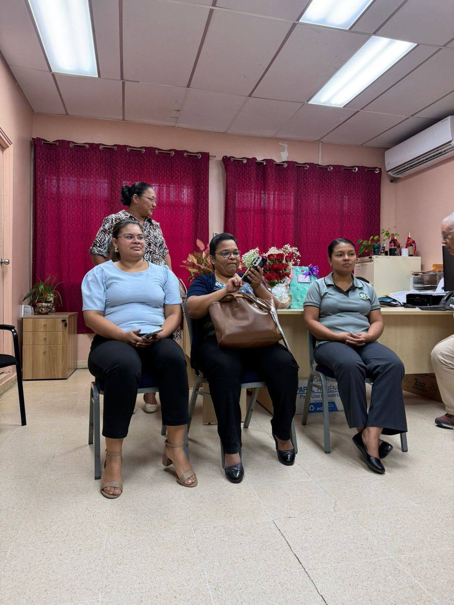 ChepoUp's tweet photo. la directora, Mgtr. Yecenia Edid Brandao Otero y Mgtr. Eric Yanis, ofrecieron un agasajo en honor a las secretarias de esta unidad académica: Lic. Minelba Guardia, Sra. Nicolé Herrera y Sra. Lurisbeth Camarena. 
Esta actividad se desarrolló en un ambiente de cordialidad. https://t.co/BmJK8fXOTi
