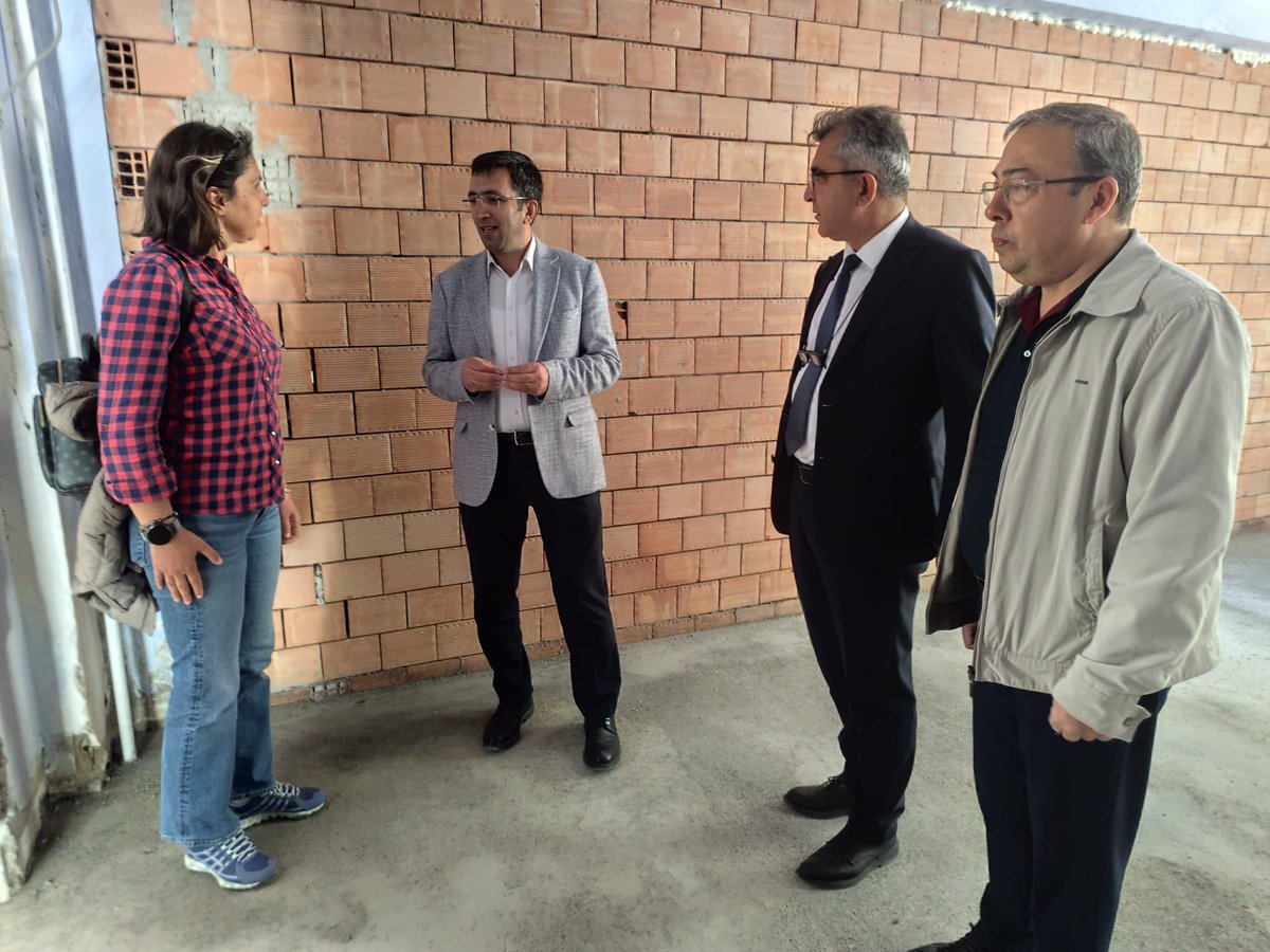 sokemem's tweet photo. İlçe Milli Eğitim Müdürümüz Sayın Mustafa UĞURLU ve Şube Müdürümüz Sayın Kamil TEHTAP, yapımı ve güçlendirmesi süren okul inşaatlarında incelemelerde bulundu. Maarif anlayışıyla yürütülen çalışmalarla öğrencilerimiz için daha güvenli ve nitelikli eğitim ortamları hedefleniyor. https://t.co/1wUWUOoiQ7