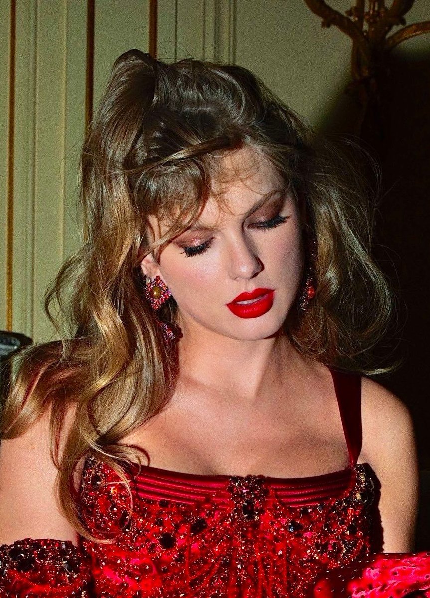 TheSwiftSociety's tweet image. 📈| Taylor Swift charts 3 songs on the Billboard Hot 100 this week!

#14. The Fate of Ophelia
#17. Opalite
#21. Elizabeth Taylor