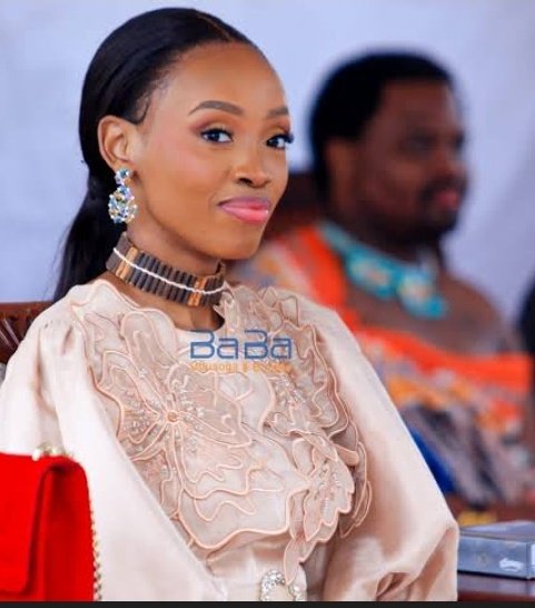 GLAM DLOZI'S CLUTTERED KITCHEN tweet media