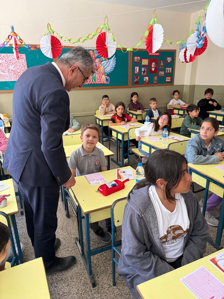 sokemem's tweet photo. İlçe Milli Eğitim Müdürümüz Sayın Mustafa Uğurlu, Felekşan Fırat İlk/Ortaokulu’nda “İşimiz Gücümüz Oyun” projesi kapsamında düzenlenen Akıl Parkuru yarışmalarına katıldı.  Maarif model anlayışıyla öğrencilerimizin düşünme, dikkat ve strateji becerileri desteklenmeye devam ediyor. https://t.co/KWDZ9SgP58