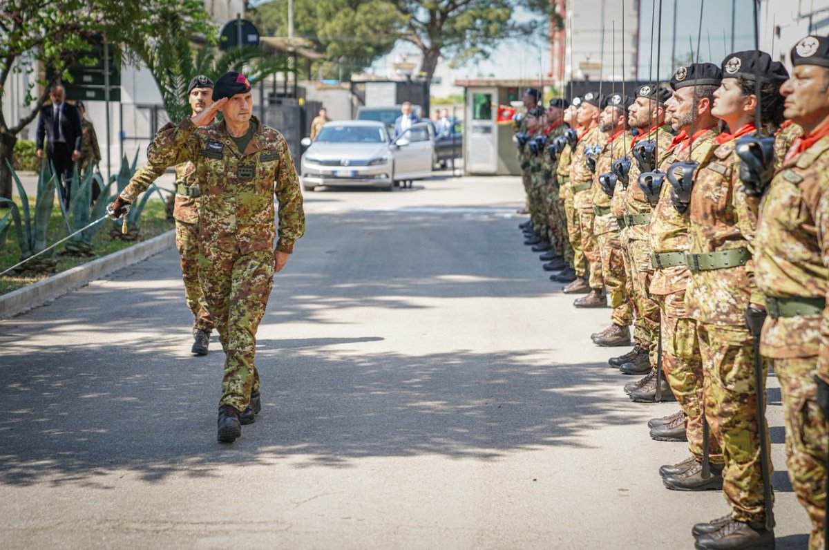 SM_Difesa's tweet photo. 📍#Lecce 
Il Capo di #SMD, Gen. Luciano #Portolano, ha visitato oggi il Comando del Reggimento "Cavalleggeri di Lodi" (15°), nell’ambito di una serie di visite che si svolgeranno nei prossimi giorni, ad alcuni Reparti delle #ForzeArmate presenti in #Puglia. 
Nel corso della giornata ha anche incontrato il Sindaco Adriana Poli Bortone e il Prefetto Natalino Domenico Manno.

🗣️”Lo scopo principale di questa visita è, innanzitutto, incontrare il personale”, ha dichiarato il Capo di SMD.
“Ho voluto essere qui oggi per esprimere la mia sincera gratitudine per la professionalità e la dedizione con cui ciascuno di voi opera quotidianamente, sia sul territorio nazionale che nei teatri operativi all’estero.
I Reparti operativi rappresentano una componente essenziale dell’intero sistema della Difesa. Sono, e rimangono, la sua colonna portante”, ha proseguito il Generale Portolano durante il suo indirizzo di saluto a Reggimento riunito.

🛡️Questo momento è stato anche una preziosa occasione per incontrare i familiari dei militari italiani caduti in #Afghanistan e confermare la vicinanza delle Forze Armate alle vittime e ai militari rimasti feriti.

📌La visita si inquadra nell’ambito di un ciclo di analoghe iniziative su tutto il territorio nazionale volte a verificare lo stato di prontezza e le capacità esprimibili dai vari Reparti delle Forze Armate, nell’ambito dell’implementazione delle Priorità Strategiche del Capo di Stato Maggiore della Difesa in particolare quella “Bilanciamento Componenti”. Questa Priorità Strategica tende a massimizzare la coerenza tecnologica tra le Forze Armate, condizione imprescindibile per poter condurre operazioni multidominio in un contesto alleato o su base nazionale.

🔎Il Reggimento "Cavalleggeri di Lodi” è un'unità dell'Arma di Cavalleria dell'#EsercitoItaliano con ruolo chiave per la #sicurezza e la ricognizione tattica. 
Opera in prima linea nell’esplorazione e raccolta di informazioni, svolge attività di sorveglianza e sicurezza (guard & screen), garantendo libertà di manovra alle unità amiche. 
Il Reggimento è stato impegnato sul territorio nazionale con l’operazione #StradeSicure e partecipa a missioni internazionali per il mantenimento della pace e della #stabilità🌍