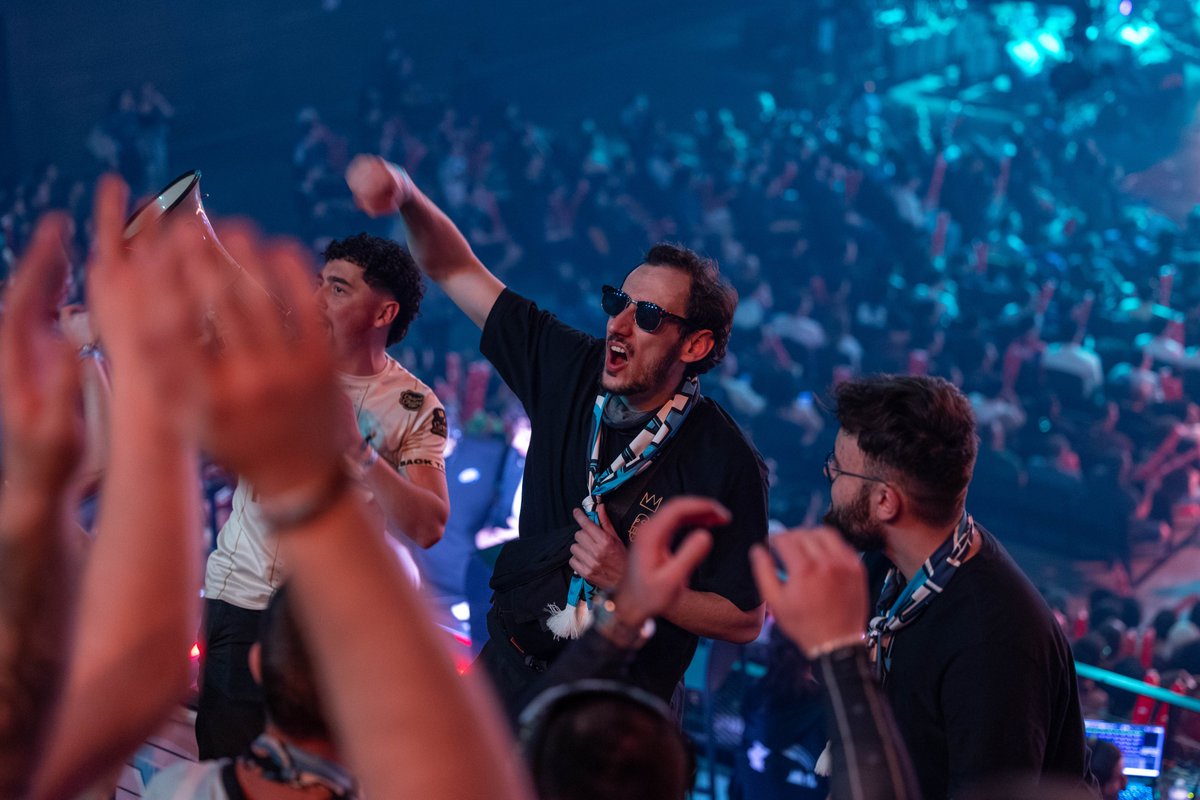 Le Blue Wall tweet media