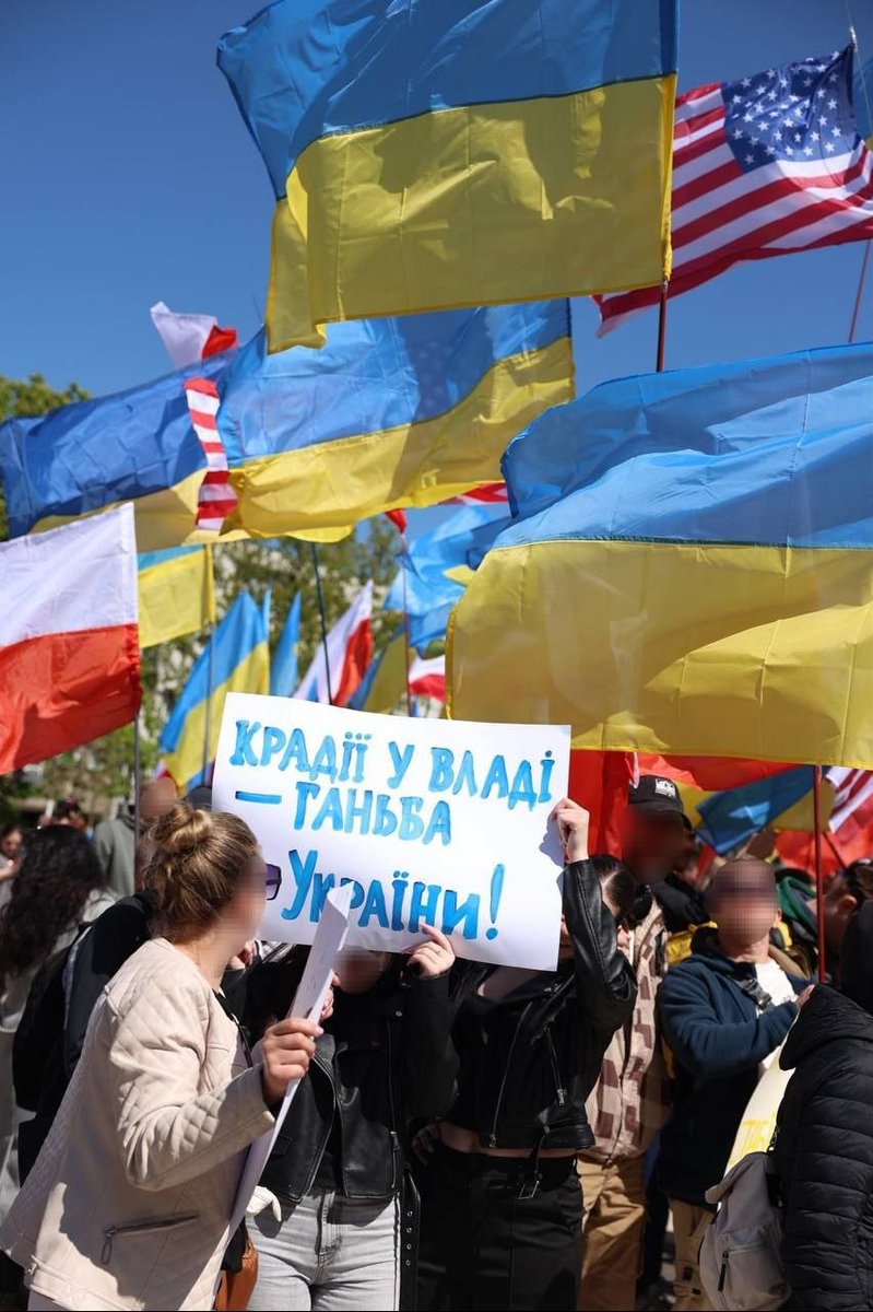 DenaZificato tweet media