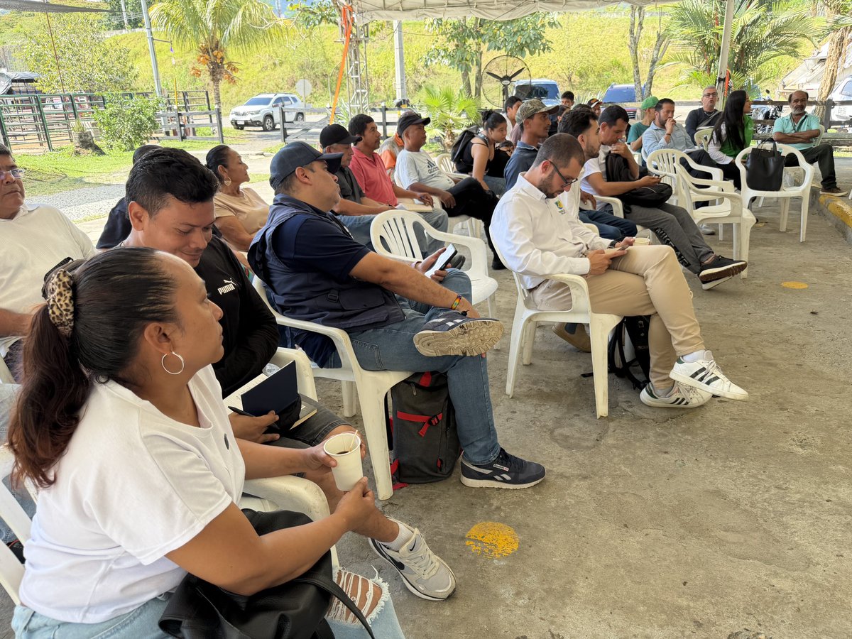 MinAgricultura's tweet photo. #AEstaHora 🔴 | En La Pintada, #Antioquia, junto a @UpraColombia, socializamos las principales apuestas tras la declaración de las #APPAs: proteger los suelos más fértiles, fortalecer la producción campesina 👩🏽🌾 y garantizar alimentos para Colombia. 🌾🍅
Con más de 197.000 hectáreas protegidas a nivel nacional,📍 avanzamos en un ordenamiento del territorio que pone la #RevoluciónPorLaVida en el centro.