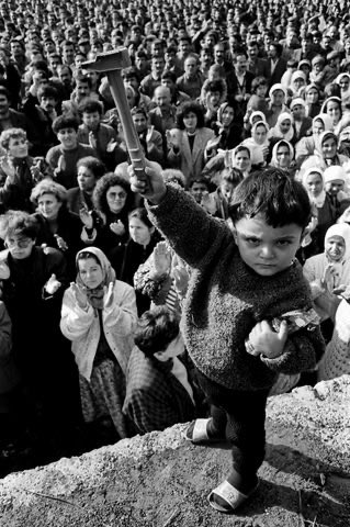 Uzaktan8138's tweet photo. Ayrışmak yerine omuz omuza vermenin her türlü güçten üstün olduğu kanıtlandı.

Hak verilmez, alınır!

#MadencilerKazandı https://t.co/Z3xCWCG9Pj
