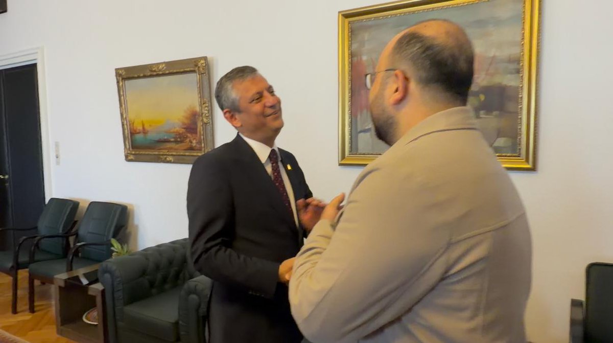 Yozgat_KHK's tweet photo. CHP GENEL BAŞKANI ÖZGÜR ÖZEL ile KHKLI PLATFORMLARI OLARAK VERİMLİ BİR GÖRÜŞME YAPTIK... https://t.co/2Fcli3k5UP