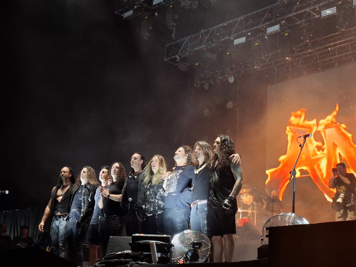 krnst71's tweet photo. Qué show dio @angraofficial 🤩 en @bangersopenair

@FelipeAndreoli 
@bruno_valverde 
@KikoLoureiro https://t.co/4sESZdDsbs