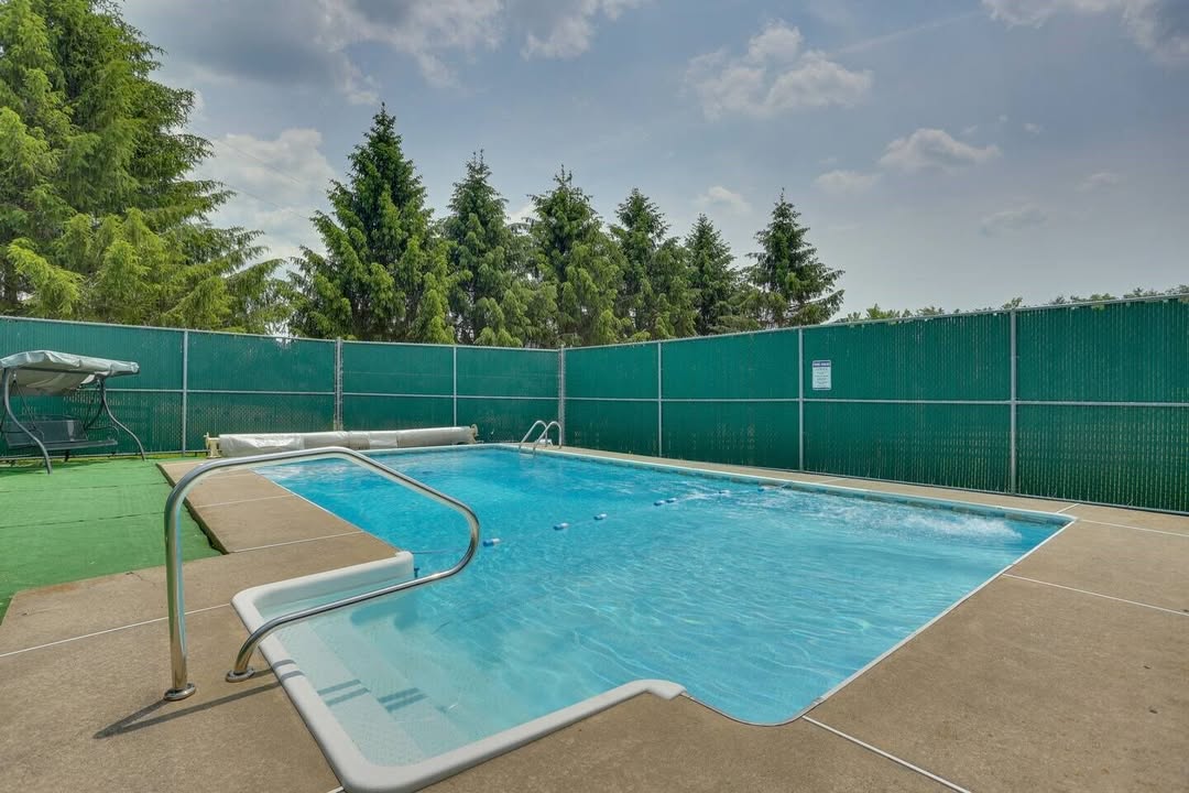 EquestrianPA's tweet image. Who needs a faraway vacation? Stay close &amp;amp; play big. #Vacationrentals with pool, tennis/pickleball, basketball courts, catch-and-release pond.  🏊🎾🏀 🎣 
An hour from Scranton! 2.5 hours from NYC &amp;amp; Philadelphia. 
Book your stay now!  zurl.co/T0zIS 
#StaycationDream