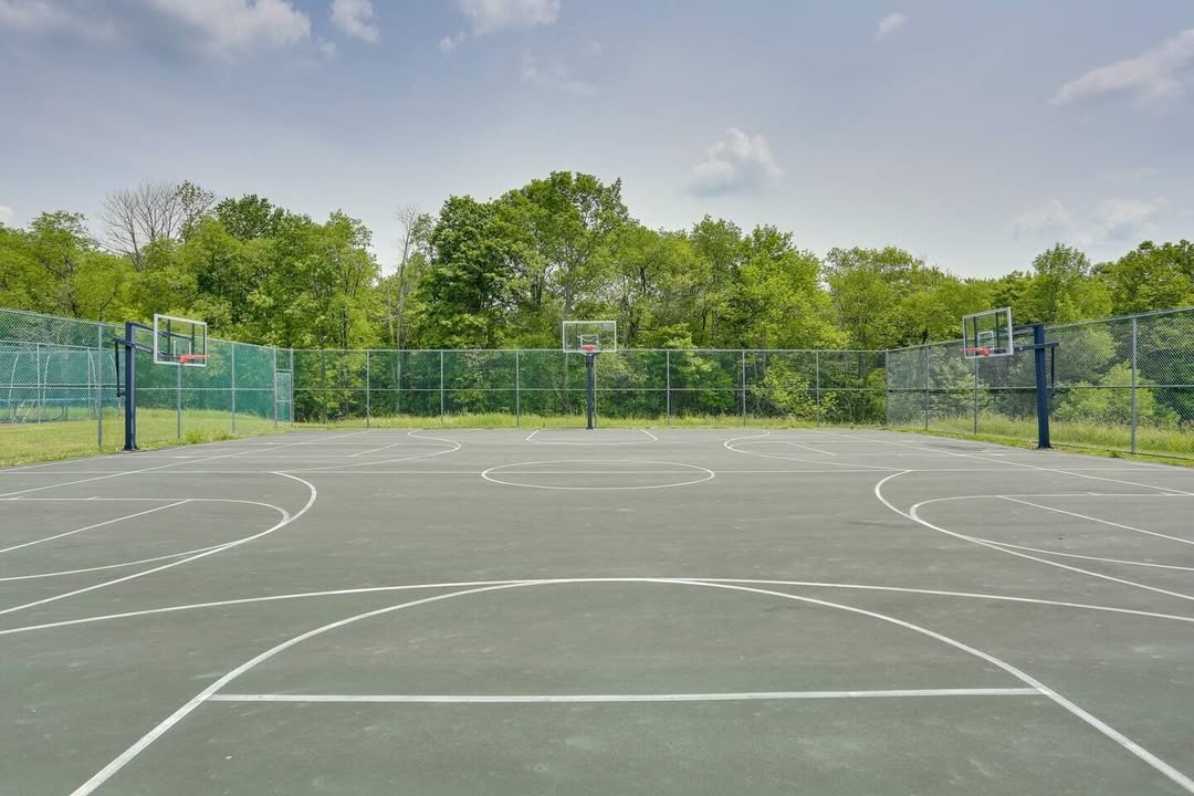 EquestrianPA's tweet image. Who needs a faraway vacation? Stay close &amp;amp; play big. #Vacationrentals with pool, tennis/pickleball, basketball courts, catch-and-release pond.  🏊🎾🏀 🎣 
An hour from Scranton! 2.5 hours from NYC &amp;amp; Philadelphia. 
Book your stay now!  zurl.co/T0zIS 
#StaycationDream