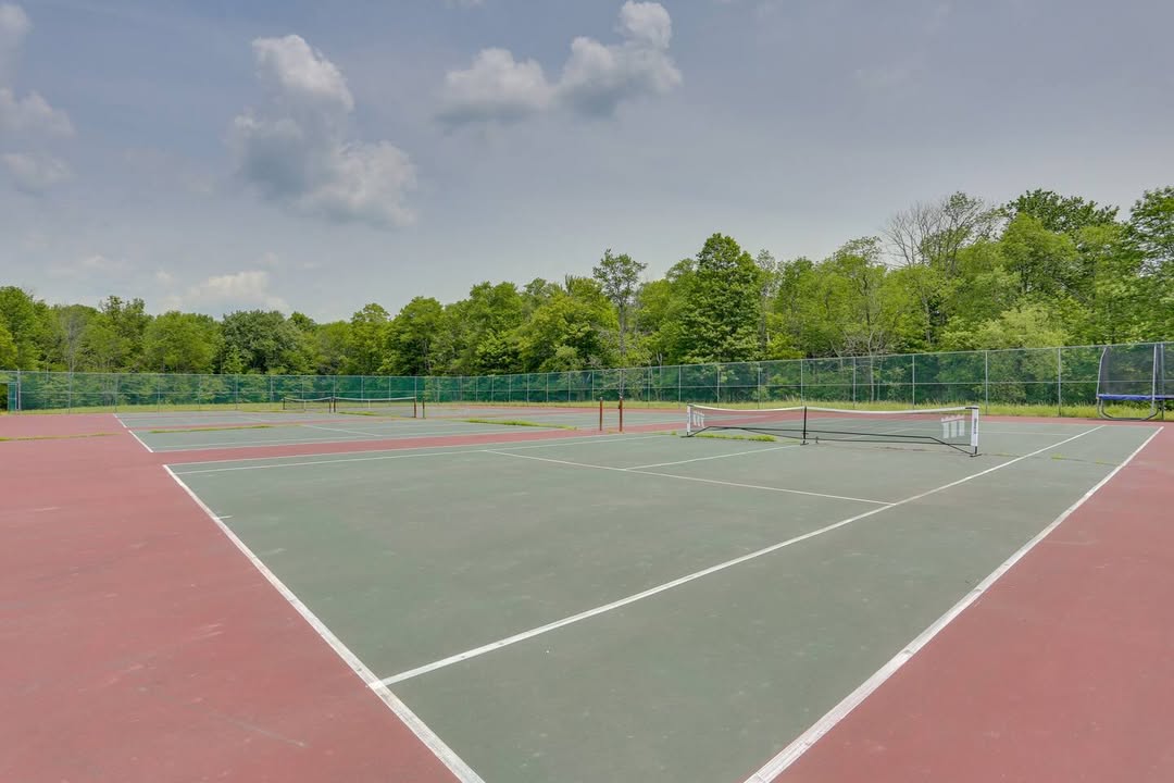 EquestrianPA's tweet image. Who needs a faraway vacation? Stay close &amp;amp; play big. #Vacationrentals with pool, tennis/pickleball, basketball courts, catch-and-release pond.  🏊🎾🏀 🎣 
An hour from Scranton! 2.5 hours from NYC &amp;amp; Philadelphia. 
Book your stay now!  zurl.co/T0zIS 
#StaycationDream