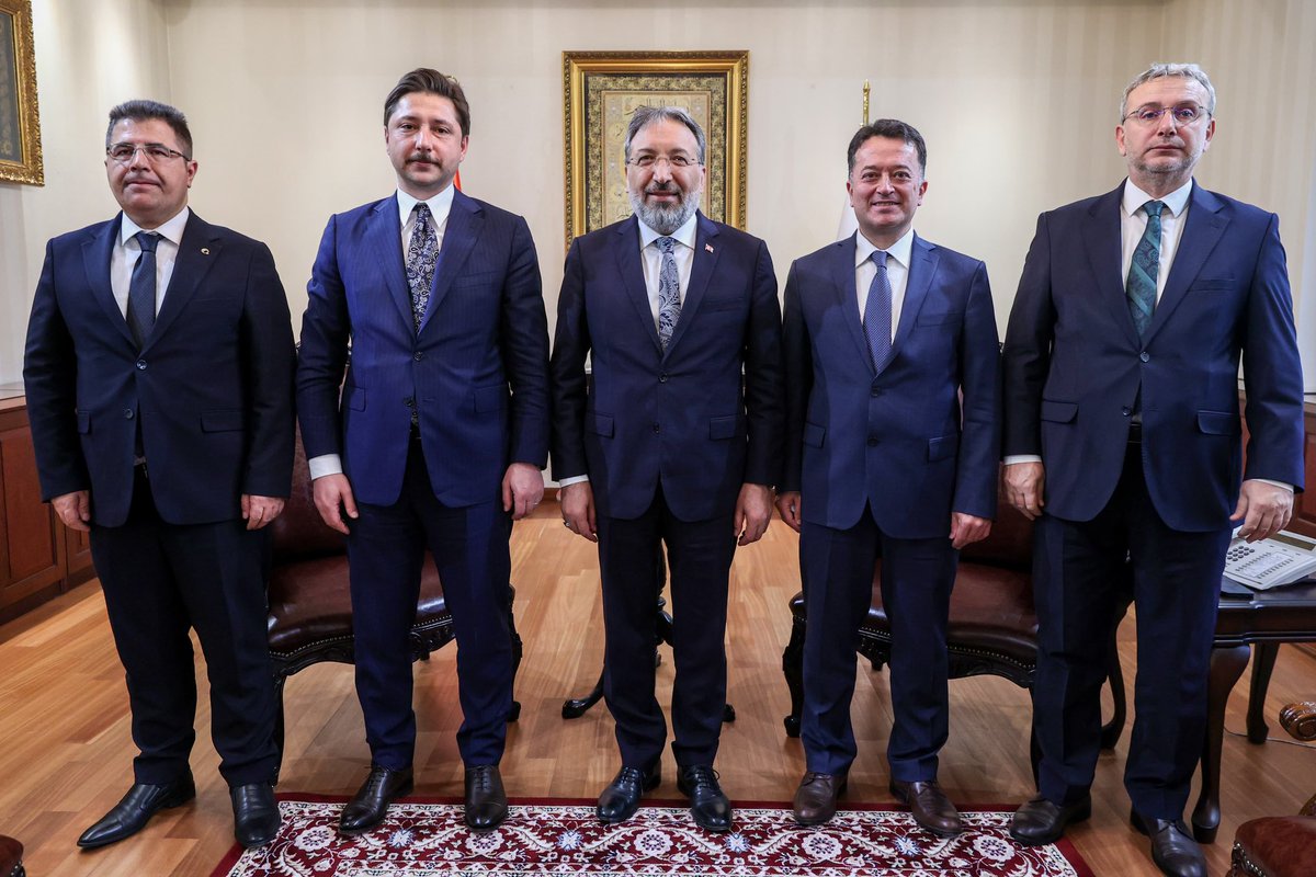 ctekurumsal's tweet photo. Adalet Bakan Yardımcımız Sayın Burak Ceyhan, Diyanet İşleri Başkanı Sayın Prof. Dr. Safi Arpaguş’u makamında ziyaret etti.

Genel Müdürümüz Çelebi Yılmaz, Hukuk Hizmetleri Genel Müdürü Dr. Mücahit Gülşen ve Genel Müdür Yardımcımız Namık Kemal Varol’un da katıldığı görüşmede; ceza infaz kurumları ile denetimli serbestlik müdürlüklerinde yürütülen manevi rehberlik faaliyetleri, mevcut iş birliği protokolü çerçevesinde ele alındı.

Bu kapsamda; hükümlülerin kuruma ilk kabulünden itibaren sürdürülen manevi rehberlik süreçleri, bireysel görüşmeler ve yerinde rehberlik uygulamaları ile Kur’an-ı Kerim öğretimi ve hafızlık çalışmaları başta olmak üzere; hükümlü, tutuklu ve yükümlülerin dini ve ahlaki gelişimlerini destekleyen uygulamaların iyileştirme ve topluma kazandırma sürecine sağladığı katkılar üzerinde duruldu.

Görüşmede ayrıca, kurumlar arası iş birliğinin güçlendirilmesine yönelik ortak çalışmaların önemi vurgulandı.