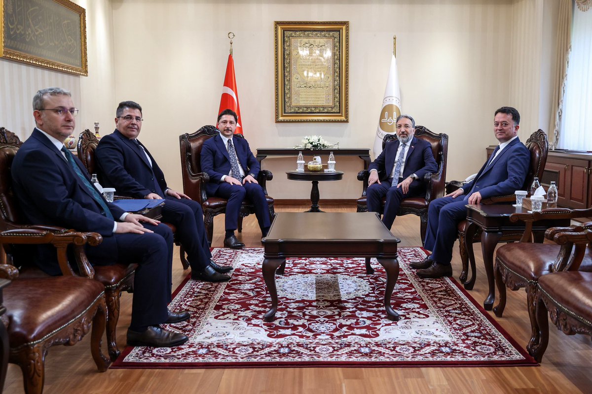 ctekurumsal's tweet photo. Adalet Bakan Yardımcımız Sayın Burak Ceyhan, Diyanet İşleri Başkanı Sayın Prof. Dr. Safi Arpaguş’u makamında ziyaret etti.

Genel Müdürümüz Çelebi Yılmaz, Hukuk Hizmetleri Genel Müdürü Dr. Mücahit Gülşen ve Genel Müdür Yardımcımız Namık Kemal Varol’un da katıldığı görüşmede; ceza infaz kurumları ile denetimli serbestlik müdürlüklerinde yürütülen manevi rehberlik faaliyetleri, mevcut iş birliği protokolü çerçevesinde ele alındı.

Bu kapsamda; hükümlülerin kuruma ilk kabulünden itibaren sürdürülen manevi rehberlik süreçleri, bireysel görüşmeler ve yerinde rehberlik uygulamaları ile Kur’an-ı Kerim öğretimi ve hafızlık çalışmaları başta olmak üzere; hükümlü, tutuklu ve yükümlülerin dini ve ahlaki gelişimlerini destekleyen uygulamaların iyileştirme ve topluma kazandırma sürecine sağladığı katkılar üzerinde duruldu.

Görüşmede ayrıca, kurumlar arası iş birliğinin güçlendirilmesine yönelik ortak çalışmaların önemi vurgulandı.