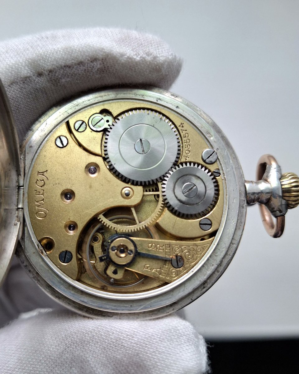 AlexanderF3266's tweet photo. A 1912 Omega pocket watch - over a century of history.

Solid .800 silver case, all original parts.
Mechanical movement in good working condition.
Original enamel dial with age-related cracks (visible in photos).

✔️ Diameter: 50mm
✔️ Includes chain (not silver)
✔️ Serial: 4035574 (verifiable)

#Omega #PocketWatch #WatchCollector #WatchForSale