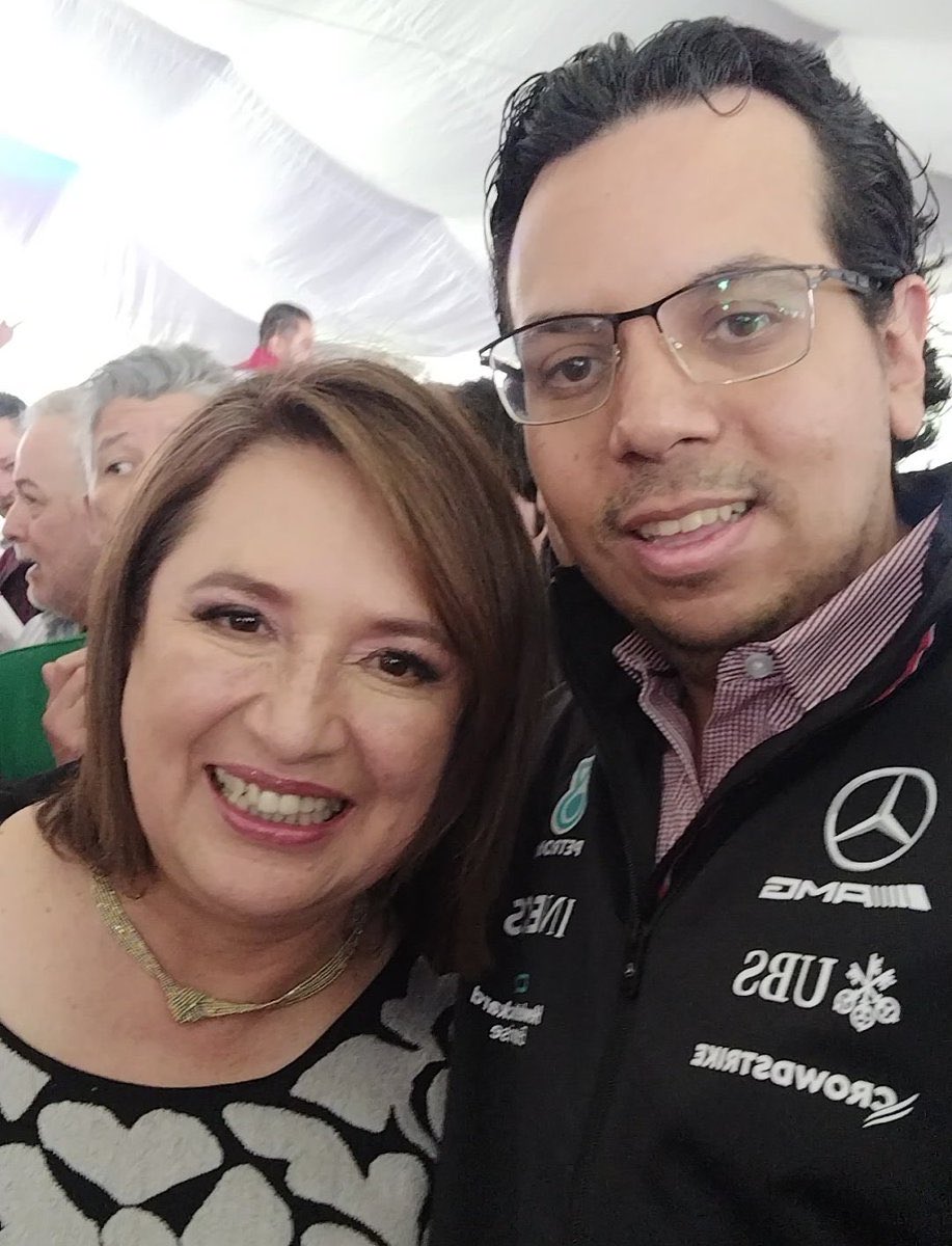 viccentico's tweet photo. @EmilioVallejoRL @AlessandraRdlv Claro usar camisa con chamarra deportiva, todo un zar de la moda, con calidad moral para decidir quién viste bien y quién viste mal jajajajajajajajjajaajjaa maldito mamarracho ! https://t.co/CPP3CA4isf