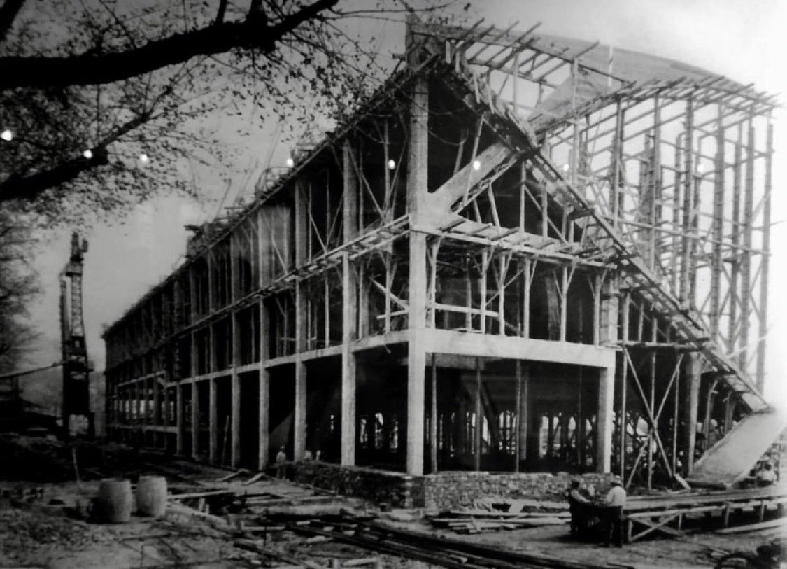 CalcioEngland's tweet photo. 🏟 Fiorentina’s Stadio Artemio Franchi - a pioneering use of concrete to create a semi-cantilevered roof (1931)

It was at the cutting edge

So much so, legend has it many of the workers failed to show up the day the scaffolding was due to come down, fearing it would collapse https://t.co/sAK4ebJUdb