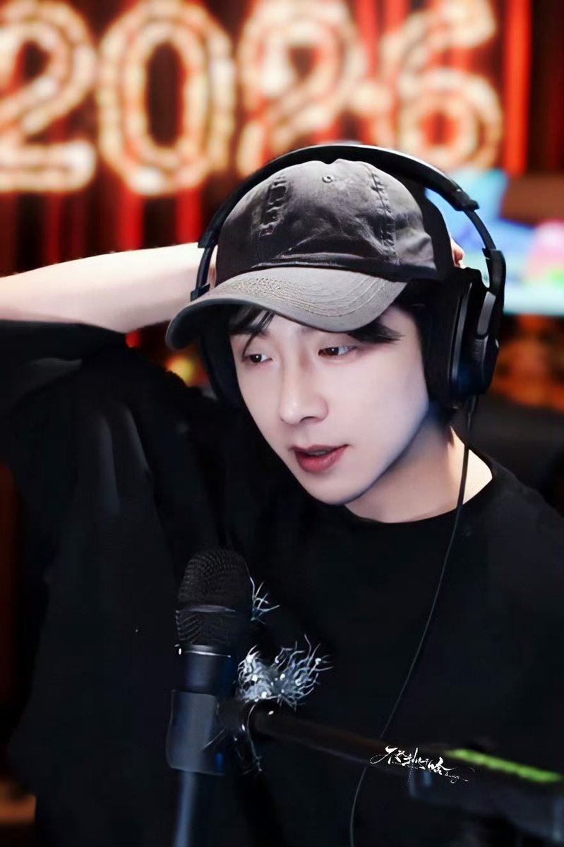 “ก่อนอื่นเลย ต่อให้ฟ้าถล่มลงมา  ผมก็ต้องแบกรับมันเอง นี่เป็นสิ่งที่แน่นอน แต่ทุกครั้งที่ผ่านมา แฟน ๆ ของผมไม่เคยปล่อยให้ผมต้องแบกมันคนเดียวเลย”
//หลิวอวี่หนิง//💛

“首先呢，天塌下来一定是我自己扛，这是一定的，但是每一次呢，我的粉丝都没有让我自己扛。”
—刘宇宁—🌻

#刘宇宁直播