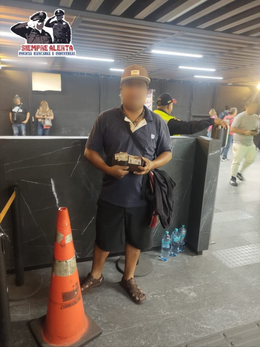ElSiempreAlerta's tweet image. Oficiales de la #PBI, encargados de la seguridad en el Metro, en la estación Taxqueña de la Línea 2, demostraron su honestidad y vocación de servicio al resguardar y entregar una cartera encontrada dentro de uno de los vagones, devolviendo tranquilidad a su propietario.