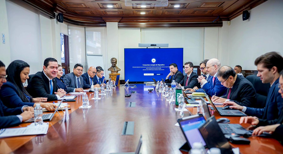 TNH2026's tweet image. #DíA2 ​📉 | Inicia la segunda jornada de sesiones de trabajo entre el Gabinete Económico del Gobierno del Presidente @TitoAsfuraPHN y la misión del #FMI.

Se mantienen las evaluaciones para fortalecer la ruta de estabilidad financiera del país. 🇭🇳

@Sefin_hn
#TNH