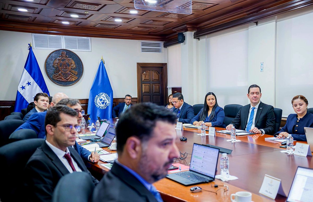 TNH2026's tweet image. #DíA2 ​📉 | Inicia la segunda jornada de sesiones de trabajo entre el Gabinete Económico del Gobierno del Presidente @TitoAsfuraPHN y la misión del #FMI.

Se mantienen las evaluaciones para fortalecer la ruta de estabilidad financiera del país. 🇭🇳

@Sefin_hn
#TNH