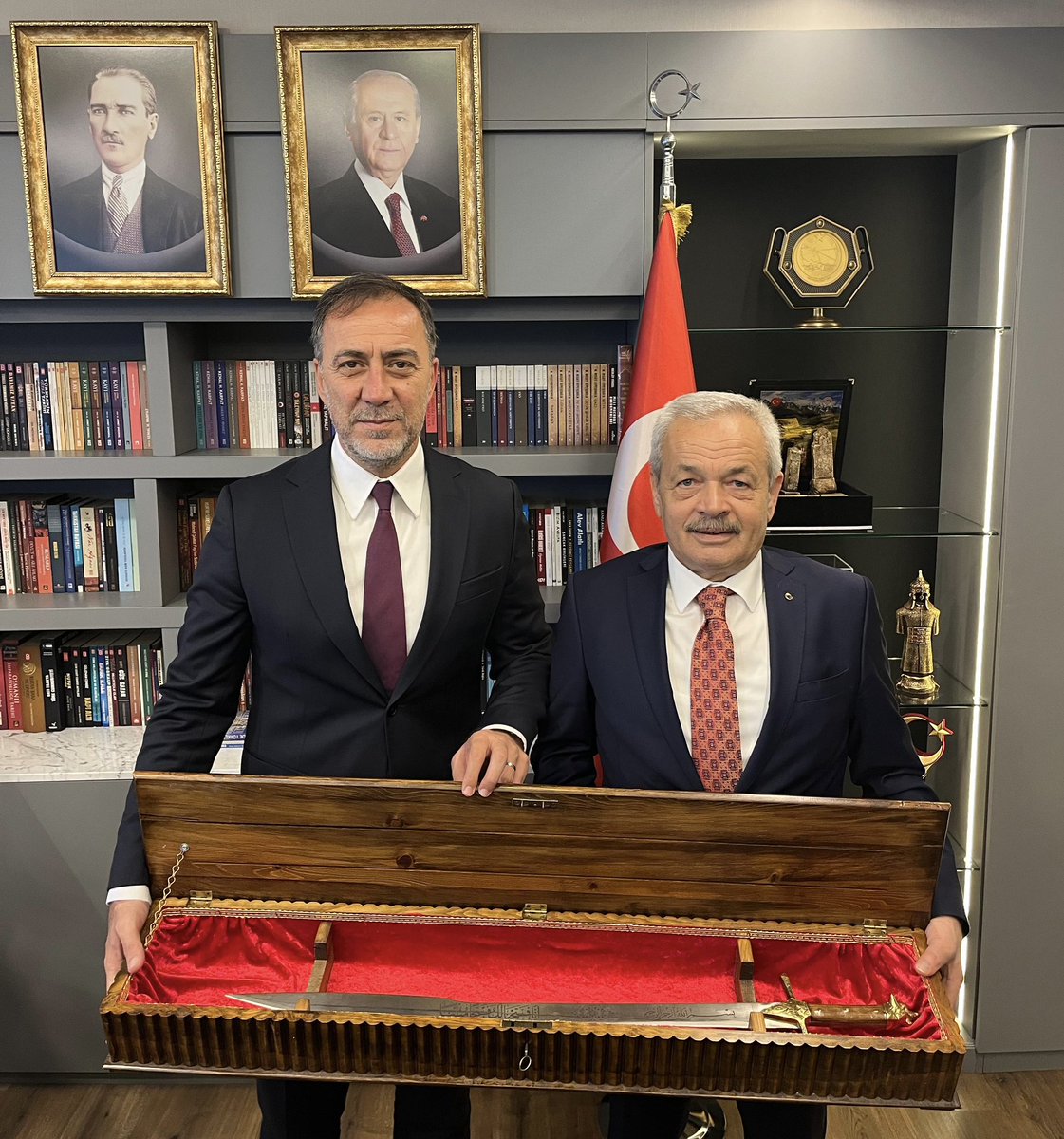 mursel_tekin39's tweet photo. Genel Başkanımız Sayın Devlet Bahçeli’nin takdirleriyle, MHP İstanbul İl Başkanlığı görevine atanan Sayın Volkan Yılmaz’ı ziyaret ederek hayırlı olsun dileklerimizi ilettik. Yeni görevinin teşkilatımıza ve İstanbul'umuza hayırlı olmasını dileriz. https://t.co/1r36gwZOxp