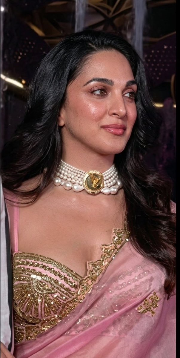 ekdeewana369's tweet image. नूर-ए-मुजस्सम

​तेरी सूरत देख कर महताब भी हैरान है,
किस ख़ाक से बनाया तुझे, खुदा भी मेहरबान है।

ज़मीं पर उतर आया है साया बनके नूर का,
तू हकीकत नहीं, किसी शायर का हसीन गुमान है।

#YourQuote 
#EKDEEWANA369 
#ASHAAR 
#TWITTER