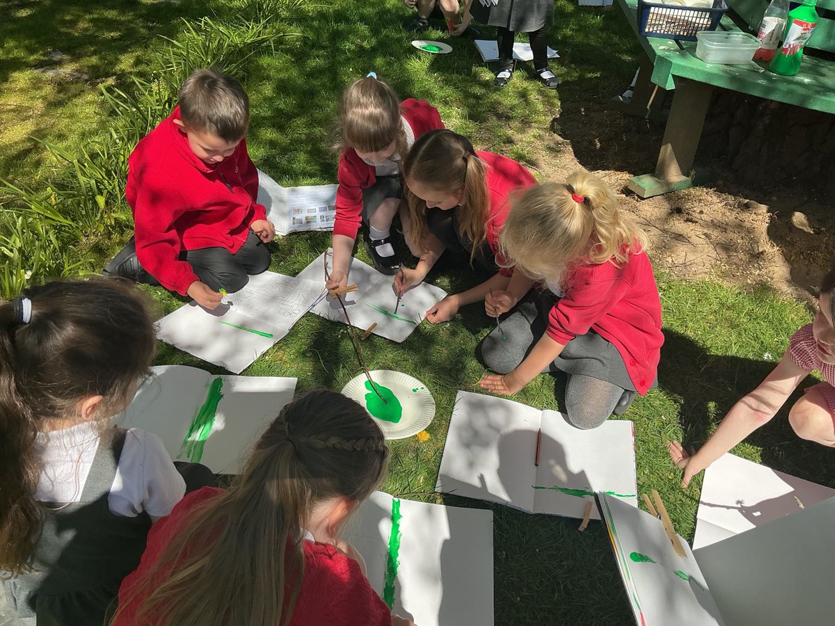OldMillPS's tweet photo. Year 1 spent Friday afternoon creating art in the sunshine. They made their own tools for mark making using different materials in the nature garden (flowers, leaves, sticks, feathers, stones). 
#oldmill #broughtonastley #southleicestershire https://t.co/UiepAakDix