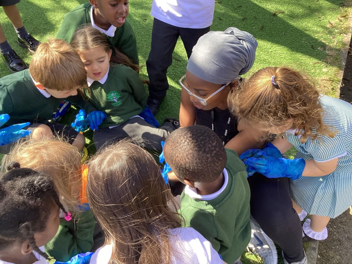 ForestersPS's tweet image. Cherry Class 🌿🕷️
What an exciting week! We discovered a massive spider, practised matching numerals to quantities, and wrote our word of the week: bat 🦇
We also got our hands dirty and planted our very own herb garden!
#CherryClass #EYFS #LearningThroughPlay